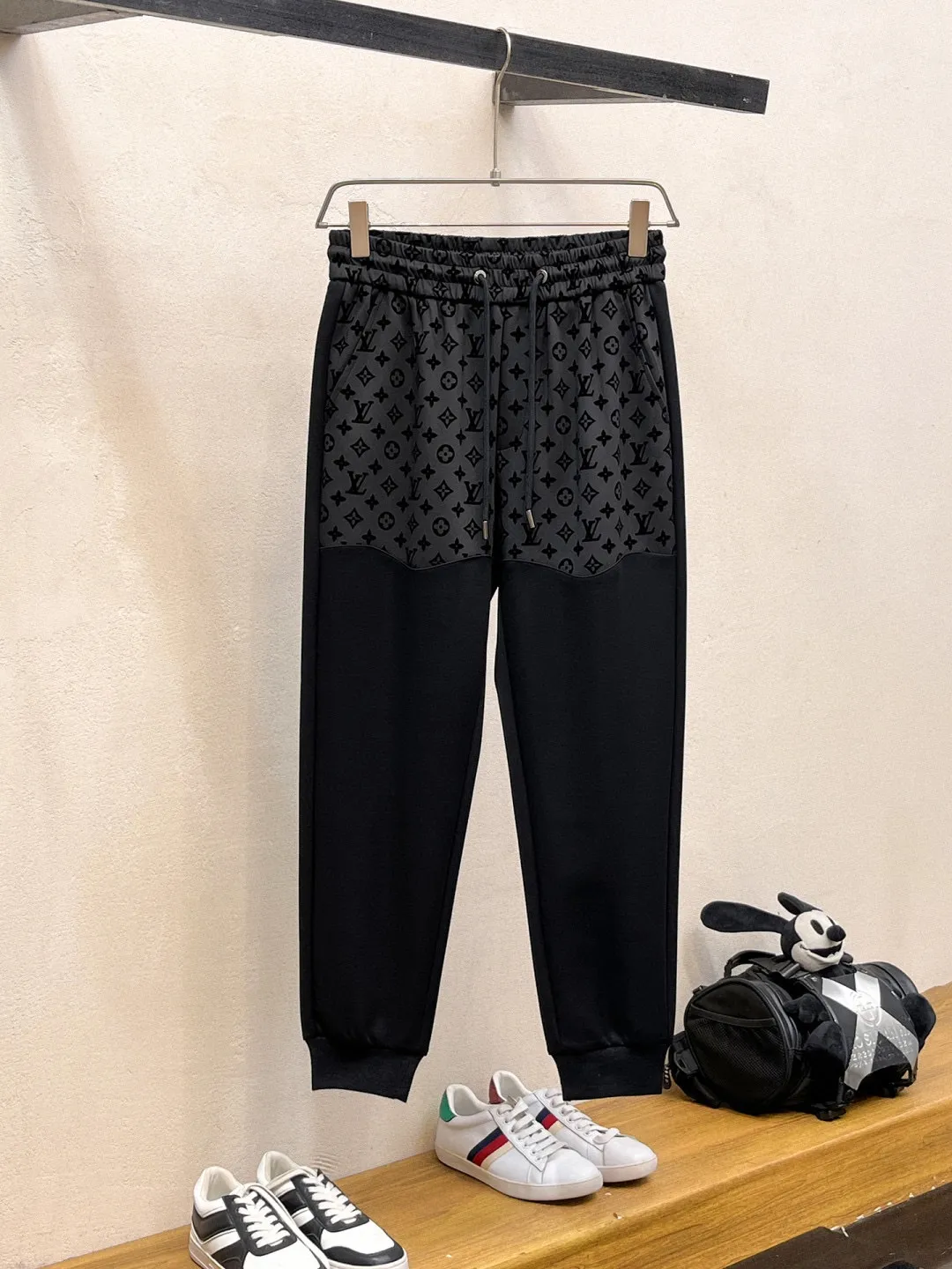 🅿️720 [LV Louis Vuitton] hot-selling suit is coming. Focus on the original version of the official website. 2025 new hot-selling cardigan and sweatshirt suit. The original order is the best. 🇭🇰The meticulous work of top designers. It has a fitting and perfect upper body effect. All-natural high-quality Tencel Roman cotton 100%, close-fitting comfort, noble and elegant! Original hardware embodies elegance and nobility! Counter size: M-3XL (maximum wear up to 190 pounds)